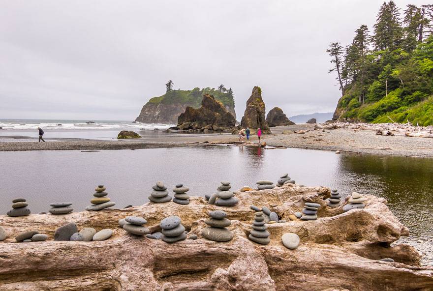 A great Kalaloch Lodge activity is to enjoy the beautiful sea stacks at Ruby Beach.