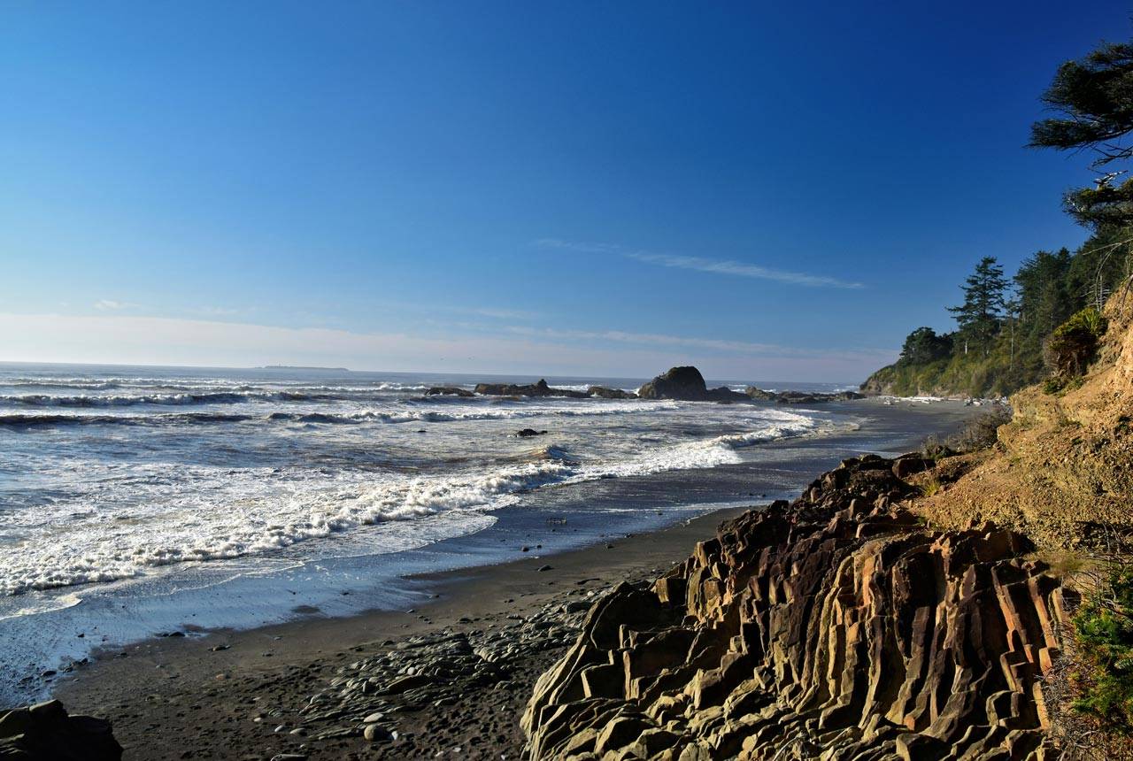 The shore of the Olympic Peninsula next to the Pacific Ocean
