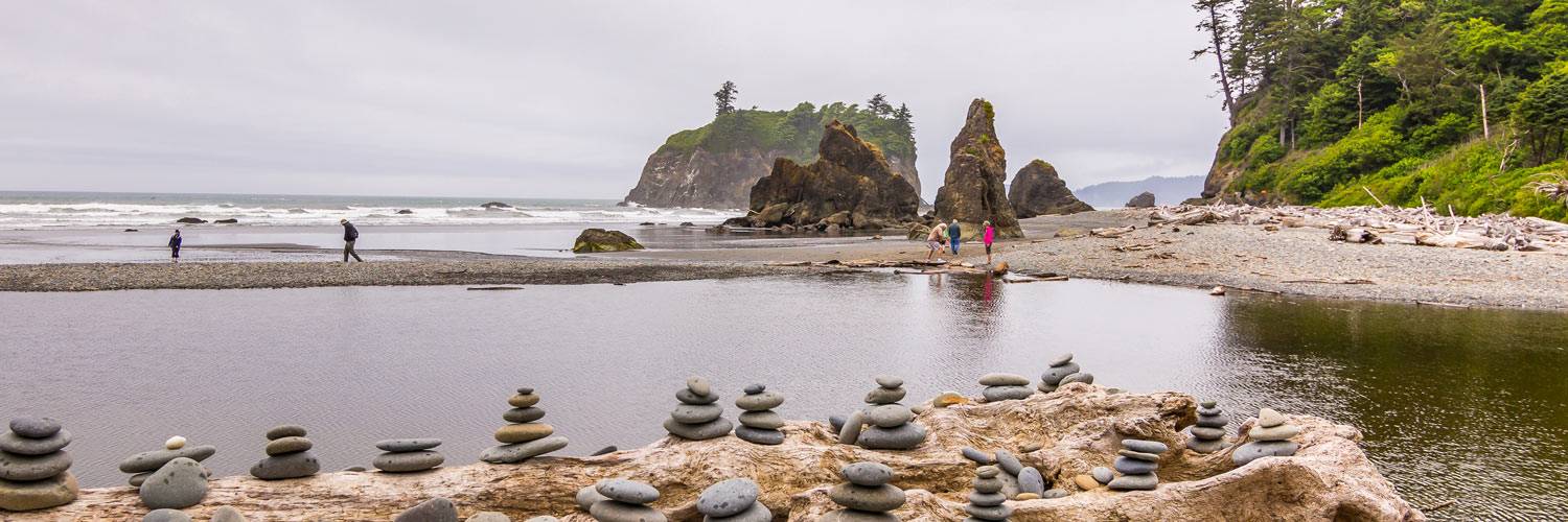 A great Kalaloch Lodge activity is to enjoy the beautiful sea stacks near Ruby Beach.